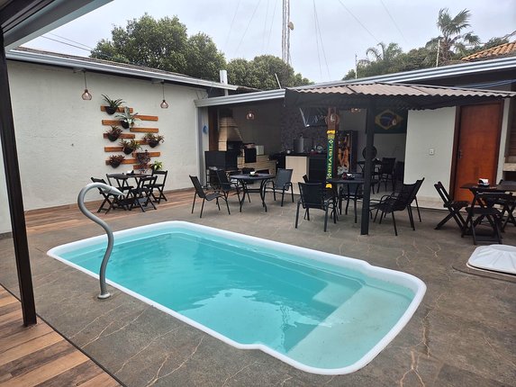 Área de lazer ampla com piscina e churrasqueira